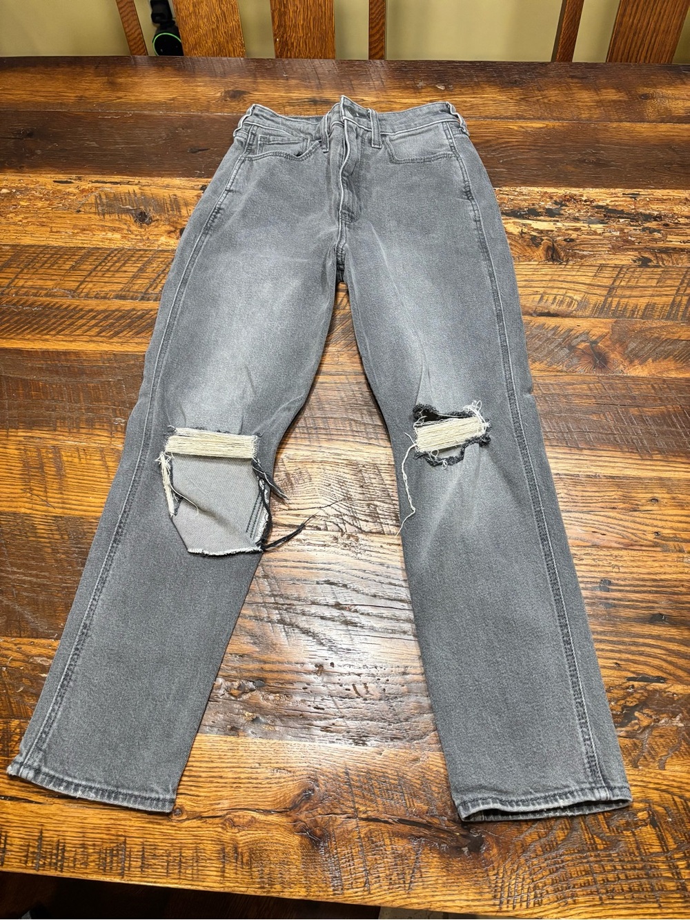 Like NEW!!! Hollister Ultra High Rise Mom Jean - Gray
Size 0S/W24